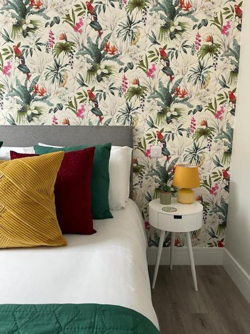 Bright, Vibrant New 1 Bedroom Town Centre Parking Bournemouth Exteriör bild